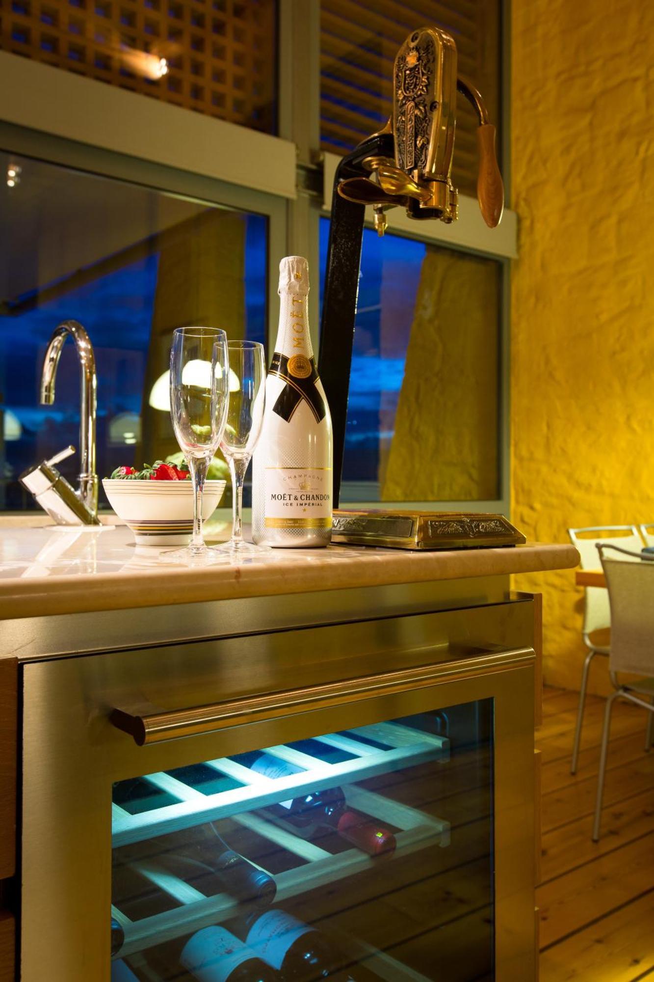 Beachfront Ravdoucha Epavlis Eleni Villa - Pool, Hot Tub, Gym, Sauna, Private Parking, Wifi Chania  Exterior foto